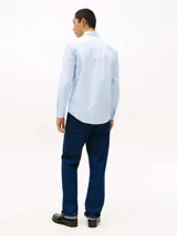 Camisa celeste y blanca a cuadros, de corte regular, con cuello abotonado, bolsillo en el pecho con logo de la marca bordado y mangas largas con puños abotonados.