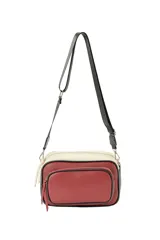 Bandolera de cuero sintético con diseño tricolor en tonos rojo, beige y negro, con bolsillo frontal con cierre y correa larga ajustable.