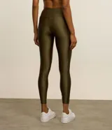 Calza deportiva larga color verde oliva metalizado, de tiro alto y corte ajustado.