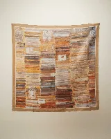 Pañuelo cuadrado de seda 100% natural con diseño artístico abstracto en tonos tierra, ocres y marrones. Presenta un borde sólido en color tostado y una textura visual que evoca capas de libros o estanterías.