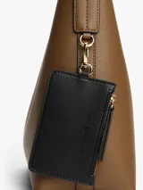 Cartera de hombro tipo hobo de Tommy Hilfiger, con acabado granulado en color marrón. Presenta una silueta semiestructurada, asa superior fija y el monograma TH metálico en la parte frontal. Incluye un monedero extraíble a contraste con cremallera.