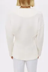 Blazer de mujer confeccionado en tejido efecto neopreno, en color blanco. Cuenta con cuello en V profundo, sin solapas, cierre frontal con broche a presión oculto, hombros caídos, mangas largas y bolsillos laterales de ojal simulados.