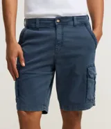 Bermuda cargo para hombre en sarga gris oscuro, con bolsillos laterales con solapa y cierre de botón y cremallera.