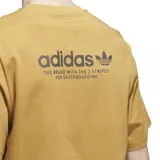 Remera color mostaza de corte clásico con logo Adidas pequeño en el pecho.