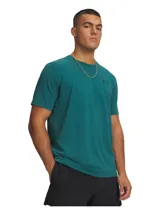 Remera de manga corta Under Armour, color verde petróleo, con cuello redondo y logo de la marca estampado en el pecho.