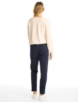 Pantalón tipo jogger de corte recto, color azul marino, con cintura elástica y bolsillos laterales.