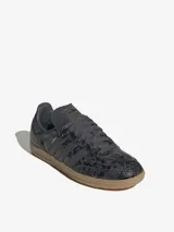 Zapatillas Adidas Samba OG para mujer, color gris con estampado de piel de serpiente y las tres tiras clásicas en gris.