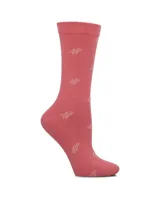 Medias de largo medio color rosado con estampado de logo pequeño en tono claro. Cuentan con puño suave para mayor comodidad.