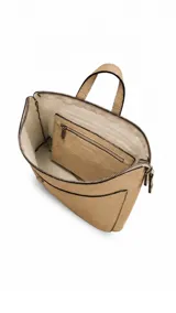 Mochila de cuero sintético color tostado, de diseño moderno y funcional, con bolsillo frontal y broche, y correas ajustables y desmontables.