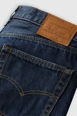 Bermuda de jean azul oscuro, corte holgado y largo hasta la rodilla.