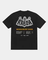 Remera blanca de manga corta, corte regular y cuello redondo, con gran estampado en la espalda de temática "Worldwide Tour" con una calavera y texto en rojo, azul y blanco.