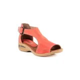 Sandalia baja Vanzetti modelo Grace, con suela de burbuja color beige, talón cerrado de cuero marrón y tiras en el empeine con estampado combinado de leopardo, cuadros y flores, además de hebilla metálica ajustable.