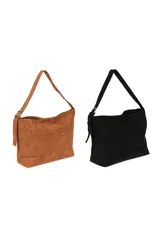 Cartera tipo tote de gamuza sintética color marrón con correa ajustable.