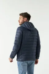 Campera de nylon color bordó con cuello, capucha removible y bolsillos laterales con cierre.