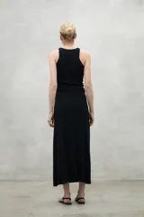 Top sin mangas de tejido de punto fino, con cuello redondo y ajuste al cuerpo.