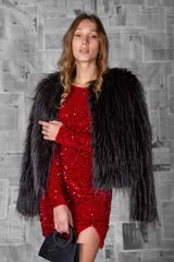 Tapado corto de pelo sintético color gris oscuro, con textura esponjosa y volumen.