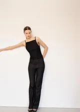 Top de denim negro, de corte ajustado al cuerpo, con escote cuadrado y tirantes finos.
