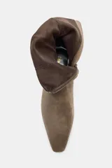 Botín de mujer color topo, de caña baja y punta fina, confeccionado en serraje. Tiene cierre de cremallera interior y tacón kitten.