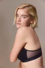 Soutien deportivo de algodón color beige, con diseño sin aro, breteles regulables y banda elástica inferior con logo de la marca.