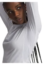 Remera térmica de manga larga Under Armour CG Authentics Crew para mujer, en color blanco, de corte ajustado y diseño liso con cuello redondo y el logotipo de la marca impreso en el pecho.