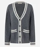 Cardigan de punto gris con escote en V, cierre frontal con botones y detalles de vivos en color crema en el escote, puños, bolsillos y ruedo. Presenta un diseño de corte holgado con mangas largas y bolsillos funcionales.