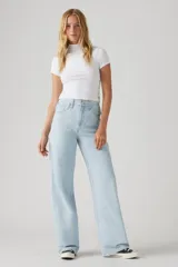 Pantalón de jean celeste claro, corte holgado y tiro alto.