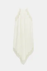 Vestido largo ZARA Woman Collection confeccionado en hilatura de viscosa de color crudo, con cuello halter, tirantes finos, detalles de encaje a tono y bajo asimétrico.