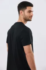Remera de manga corta con estampa central tono sobre tono de inspiración vintage, cuello redondo y corte clásico.