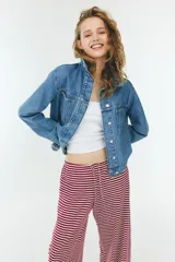 Pantalón de descanso o casual de tejido de punto, color rojo oscuro (bordó) y blanco, con patrón de rayas horizontales finas. Presenta cintura elástica con cordón ajustable y corte de pierna recto y ancho.