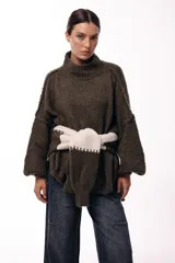 Sweater de punto grueso color chocolate, con cuello alto, mangas largas amplias y diseño holgado.