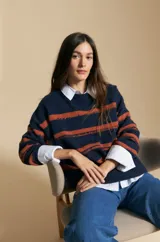 Sweater de tejido de punto con diseño de rayas horizontales en color azul marino y terracota, de cuello redondo y corte relajado.