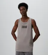 Musculosa de algodón con textura waffle, color gris topo, con corte sin mangas y detalles desgastados en los bordes. Cuenta con un estampado frontal localizado con la inscripción "Disobey".
