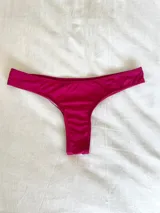 Bombacha de bikini tipo vedetina color fucsia, confeccionada en textil premium totalmente forrada.