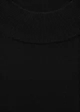 Vestido midi de punto fino con diseño recto, cuello perkins y manga larga. Presenta terminaciones en canalé en puños y ruedo.