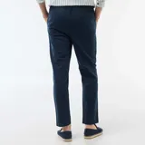 Pantalón chino azul marino, de corte regular, confeccionado con mezcla de lino y algodón. Cuenta con bolsillos laterales y traseros, y cierre frontal con botón y cremallera.