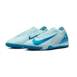 Championes de fútbol Nike Zoom Vapor 16 Academy TF, color celeste con detalles en azul oscuro. Presentan tecnología NIKESKIN en la parte superior y suela con tapones diseñados para superficies de césped artificial.
