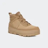 Botas UGG Lug Chukka color arena, con capellada de cuero impermeable y lengüeta reforzada. Cuenta con cuello acolchado, forro textil, plantilla de EVA y suela de goma con tacos.