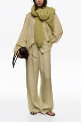 Pantalón recto color verde claro con sutil estampado de lunares, tiro medio y corte holgado.