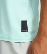 Remera deportiva de hombre con tecnología dry fit, cuello redondo y manga corta. Presenta un diseño liso en color beige con una pequeña etiqueta decorativa en el dobladillo.