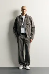 Pantalón de jean estilo straight fit, de corte recto y tiro medio, con efecto lavado en color gris oscuro. Cuenta con diseño clásico de cinco bolsillos y cierre frontal con botones.