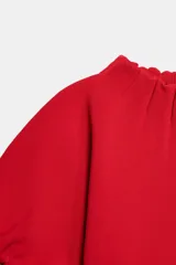 Top de punto color azul marino, con cuello redondo y mangas cortas abullonadas con acabados elásticos fruncidos.