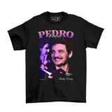 Remera negra de algodón con estampado estilo vintage bootleg de Pedro Pascal, con múltiples imágenes del actor y tipografía en tonos violeta y rosa.