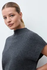 Chaleco de punto con mezcla de cashmere, color gris melange, con cuello alto y mangas cortas estilo sisa.