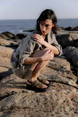 Sandalias de cuero color tostado y blanco, con plataforma track y hebilla metálica.