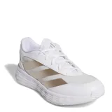 Championes deportivos Adidas modelo Gamechaser, color blanco con detalles en tono metálico. Presentan un diseño de malla transpirable con refuerzos sintéticos, cordones frontales y suela con tecnología de amortiguación.