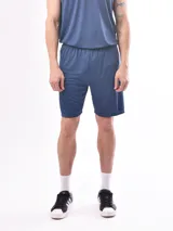 Short deportivo de corte recto, confeccionado en tejido técnico microperforado, con cintura elástica y cordón de ajuste interno.