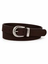 Cinto de cuero color chocolate con hebilla y pasador metálicos plateados con detalles grabados de estilo western.