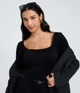 Body negro de manga larga, confeccionado en tejido de poliamida con elastano, con textura acanalada y escote cuadrado.