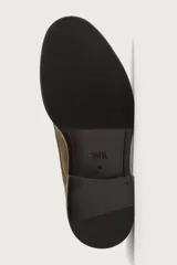 Zapato de cordones tipo derby para hombre, fabricado en piel con acabado en serraje de color azul marino, con horma redonda y suela a contraste.