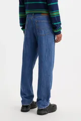 Jean de corte holgado y pierna recta, con diseño de cinco bolsillos y cierre de bragueta. Presenta un lavado azul clásico y un ajuste que se sitúa debajo de la cintura.